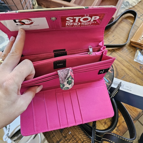 Gorgeous Paris Floral TriFold Wallet - Picture 4 of 4